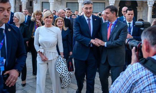 Kolinda u izdanju koje privlači pažnju: Ni ona nije odoljela najvećem modnom hitu