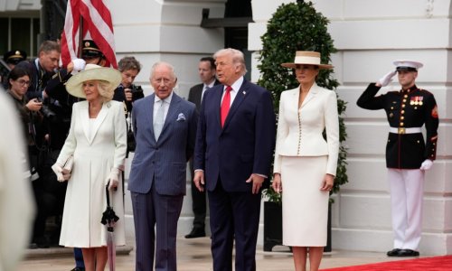 Nezgodan trenutak u Bijeloj kući: Trump pred kraljem Charlesom uhvatio Melaniju za stražnjicu