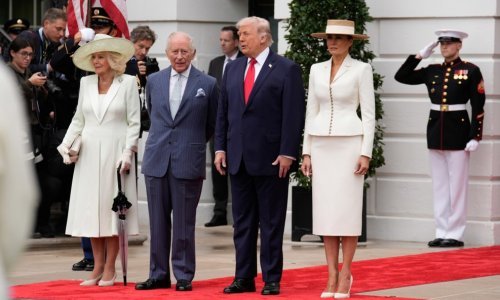 Nezgodan trenutak u Bijeloj kući: Trump pred kraljem Charlesom uhvatio Melaniju za stražnjicu