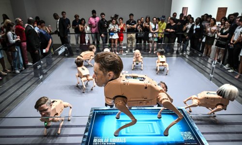 Neobična umjetnička instalacija u Berlinu: Robotski psi s licima Muska i Bezosa 'izbacuju' AI umjetnost