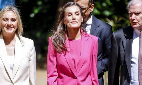 Lijepa kraljica u boji koja ne prolazi nezapaženo: Ovaj look ruši monotoniju poslovnog stila