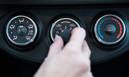 Ovaj gumb u autu može biti opasan: Evo zašto ga ne smijete držati uključenim predugo