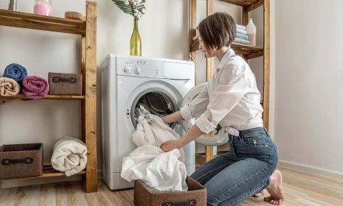 Nije sve u visokim temperaturama: Vodič za besprijekorno bijelo rublje koje ne sivi i ne žuti