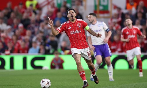 Nottingham Forest iz penala svladao Aston Villu, Palace jednom nogom u finalu.