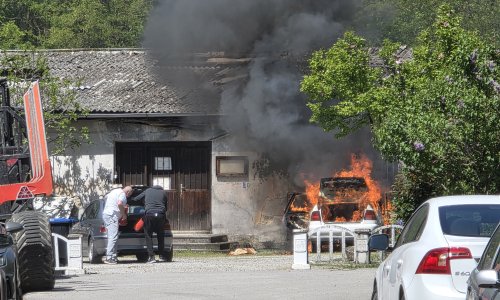 FOTO/VIDEO Zapalio se automobil u Zagrebu