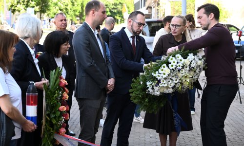 Tomašević položio vijence za svibanjske žrtve: 'Jedna od najmračnijih epizoda u povijesti'
