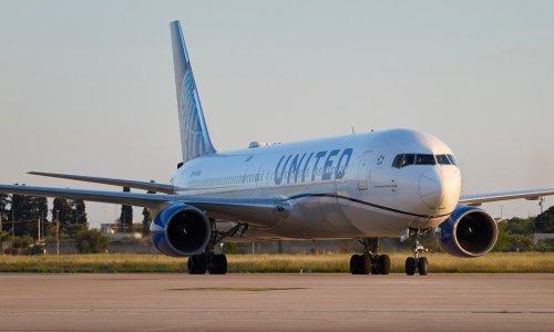 Nesvakidašnji incident: Avion pri slijetanju udario u stup uz autocestu, ozlijeđen vozač kamiona