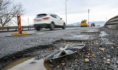 Rupa na cesti može oštetiti auto više nego mislite: Obratite pažnju na ove znakove