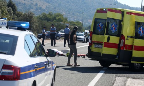 Prometna nesreća kod Trogira: Dvoje ozlijeđenih, cesta zatvorena