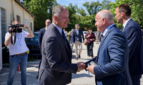 Bačić u Zadru: Dodijelio ugovore za priuštivo stanovanje i prometnu infrastrukturu