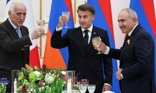 VIDEO Macron zapjevao, Pašinjan udarao po bubnjevima: Scena sa samita postala hit