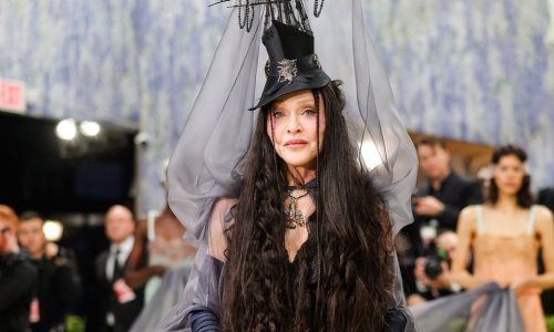 Madonna ukrala show na Met Gali: Isfurala brod na glavi i haljinu koju je nosilo sedam asistentica