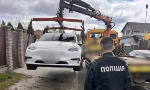Razotkrivena korupcija u regrutaciji Ukrajinaca, zaplijenjena luksuzna vozila i hrpa novca