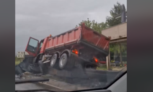 VIDEO Teška nesreća kod Dugopolja: Kamion sletio s ceste i zabio se u ogradu