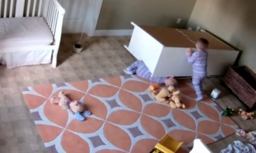 Dvogodišnjak spasio brata nakon što je na njega pala komoda