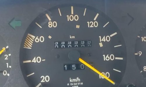 Sjećate se Mercedesa 200D? Pogledajte kako pri 180 km/h prelazi milijunti kilometar