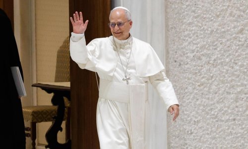 Modna ikona iz Vatikana: Papa Lav pojavio se Nike tenisicama i postao hit