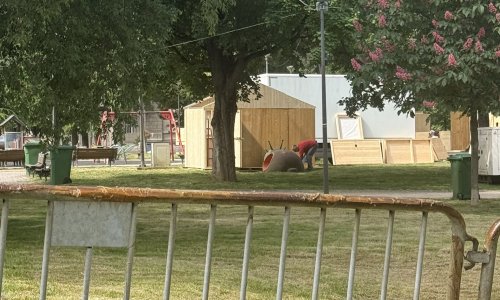 Ćacilend se širi: U 'kampu' Vučićevih pristaša osvanule drvene kućice