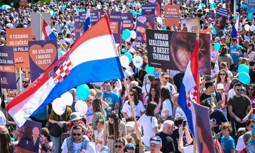'Dijete nije kraj, nego novi početak': Emotivna ispovijest mlade majke na 'Hodu za život', Thompson otpjevao 'Lijepa li si'