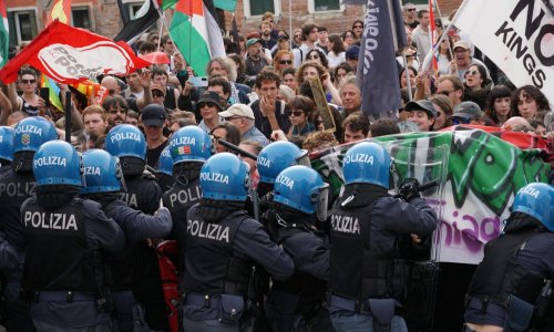 Kaos u Veneciji, Bijenale u plamenu: Štrajkovi, ružičasti dim i policijski kordoni