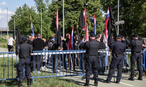 FOTO Trnjanski kresovi: Prosvjednike i antifašiste razdvojila policija, čule se i Thompsonove pjesme