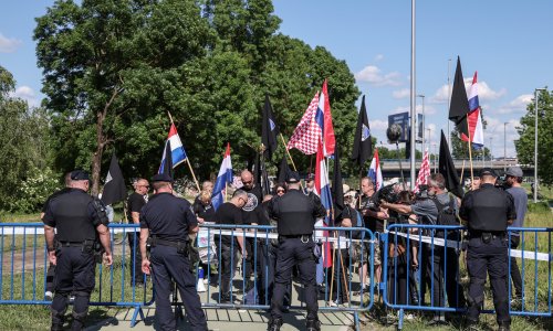 FOTO Napeto na Trnjanskim kresovima: Keleminec stigao s prosvjednicima, policija privela ženu