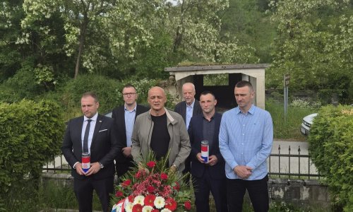 Penava i Vlajčić položili vijenac i zapalili svijeće za ubijene Hrvate kod Konjica