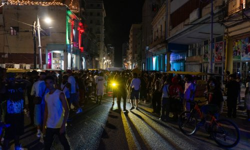 Kuba u mraku, ali ljudi nastavljaju živjeti: Sablasne fotografije iz Havane