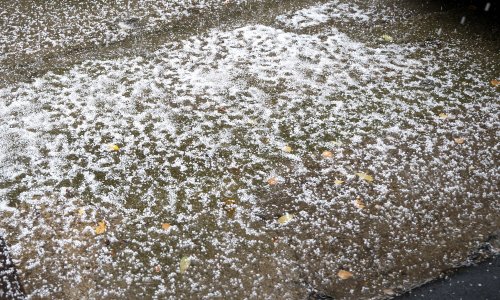 Tuča pala u Vinkovcima: Led u deset minuta prekrio grad