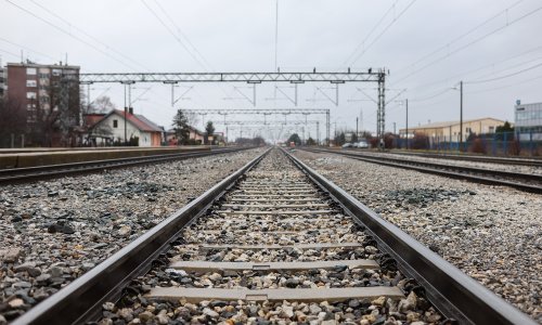 Olujni vjetar odnio krov sa Plivine zgrade, odletio na željezničku prugu