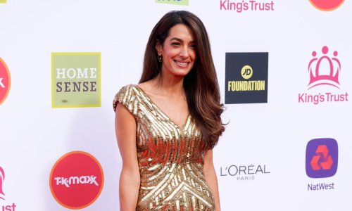 Oduševila odabirom: Zlatna haljina Amal Clooney s razlogom izgleda poznato