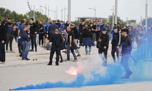 Navijači Dinama i Rijeke pristižu na Opus Arenu! Pogledajte užarenu atmosferu iz Osijeka