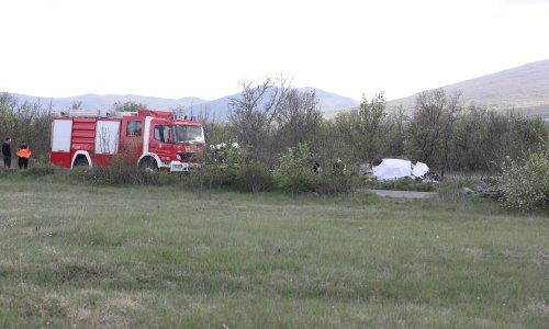 Žena ostala zaglavljena u autu nakon sudara u Dicmu