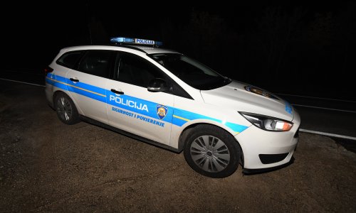 Stravična noć u Drnišu: Ubijen 19-godišnjak, policija traga za naoružanim muškarcem