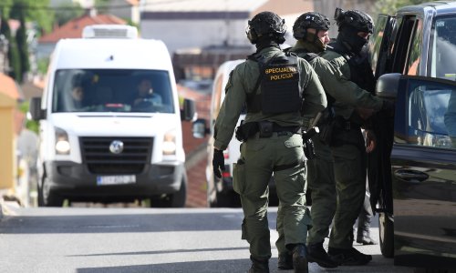 Drnišani u strahu: Policija pretražuje automobile i napuštene kuće, pod nadzorom izlaz iz grada