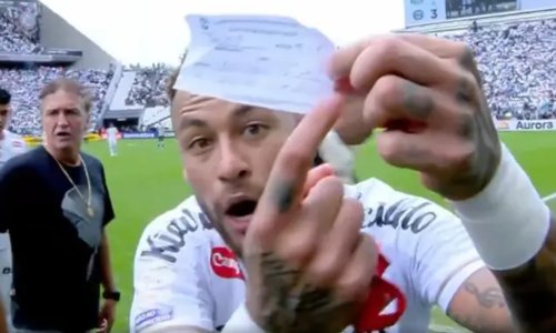 Bijesni Neymar uzeo papir od sudaca i pokazao ga u kameru: Bizarna scena kakva se rijetko viđa