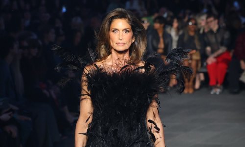 Stvorila pomutnju na Gucci reviji: Cindy Crawford u 60-oj ponovno prošetala modnom pistom