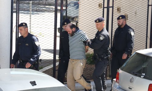 FOTO Pogledajte privođenje ubojice: Policija ga vezanog odvela u kombi