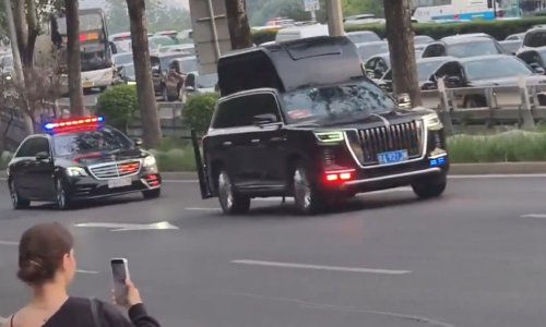 Trumpa su u Kini pratili neobični automobili: O čemu je riječ?