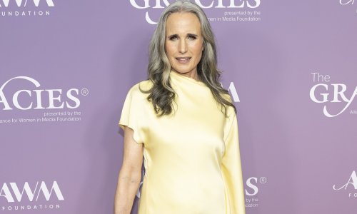 Ova trendi nijansa savršeno pristaje srebrnoj kosi, a dokaz je look Andie MacDowell