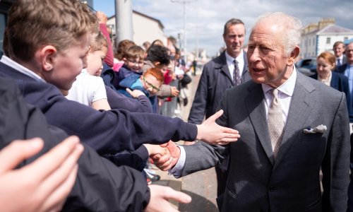 Kralju Charlesu galeb zaprljao sako: Njegova reakcija nasmijala je okupljene