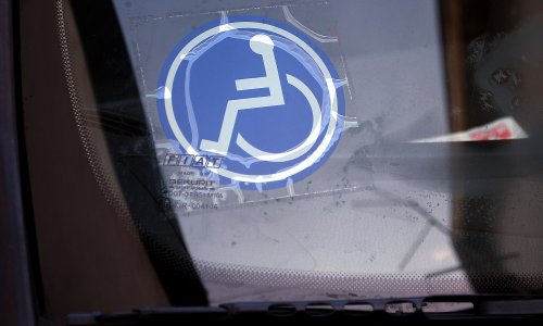 Nogometaš parkirao na mjesto za invalide s lažnom dozvolom pa završio na sudu