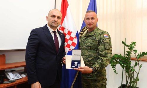 Anušić uručio medalju razvodniku koji je spasio život mladog nogometaša