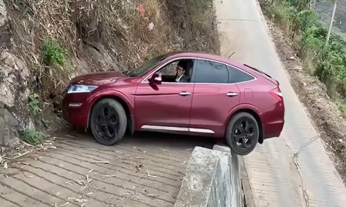 Nevjerojatna snimka iz Kine: Ovako se Honda okrenula na rubu provalije