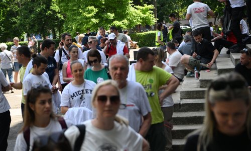 Počelo okupljanje za veliki prosvjed protiv Vučića: 'Srbija pobjeđuje' Jake snage blokirale Ćacilend