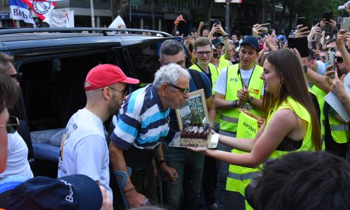 Studenti tortom dočekali 90-godišnjaka kojeg je udario automobil