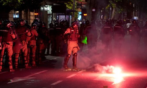 VIDEO U Beogradu sukob prosvjednika i policije: Više uhićenih, čuju se detonacije, oglasio se Vučić