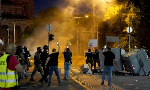 Pogledajte dramatične scene iz Beograda: Topovski udari, baklje i deseci uhićenih