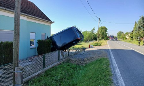 Nevjerojatna scena kod Garešnice: Automobil završio 'naglavačke' u dvorištu kuće
