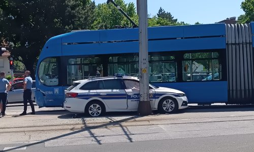 FOTO Kaos u Zagrebu: Sudarili se tramvaj i policijski auto